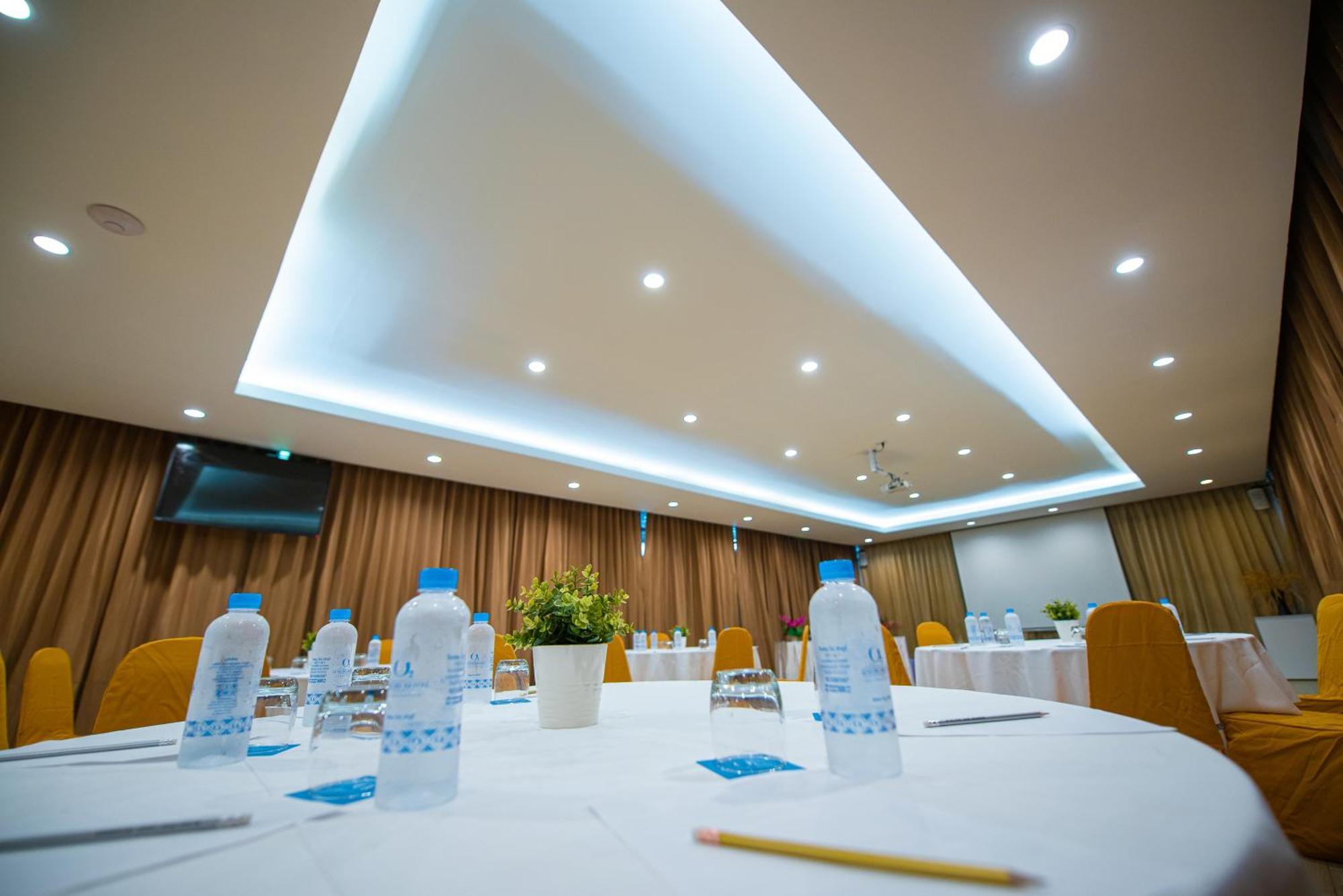O2 Luxury Hotel Bang Phli Buitenkant foto